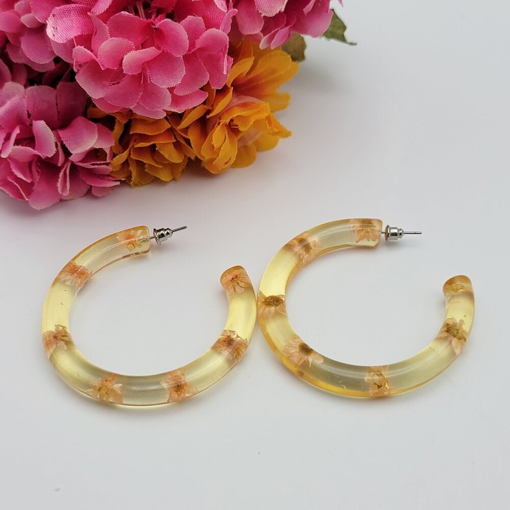 Clear Lucite Hoop Earrings with Embedded Flowers – Lightweight Statement Hoops